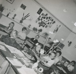 876380 Afbeelding van een groepje leerlingen in een klaslokaal op de Nederlands Hervormde Gemeenteschool nr. 2 ...